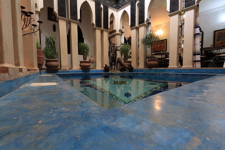 Marruecos, hotel, interior, piscina, casa de huespedes, Marrakech, arquitectura, agua, estructura construida, lujo, reflexión, exterior del edificio, riqueza, edificio, naturaleza, nadie, iluminado, frente al mar, al aire libre, equipo de iluminación, destinos de viaje, palmera, clase alta, 4K